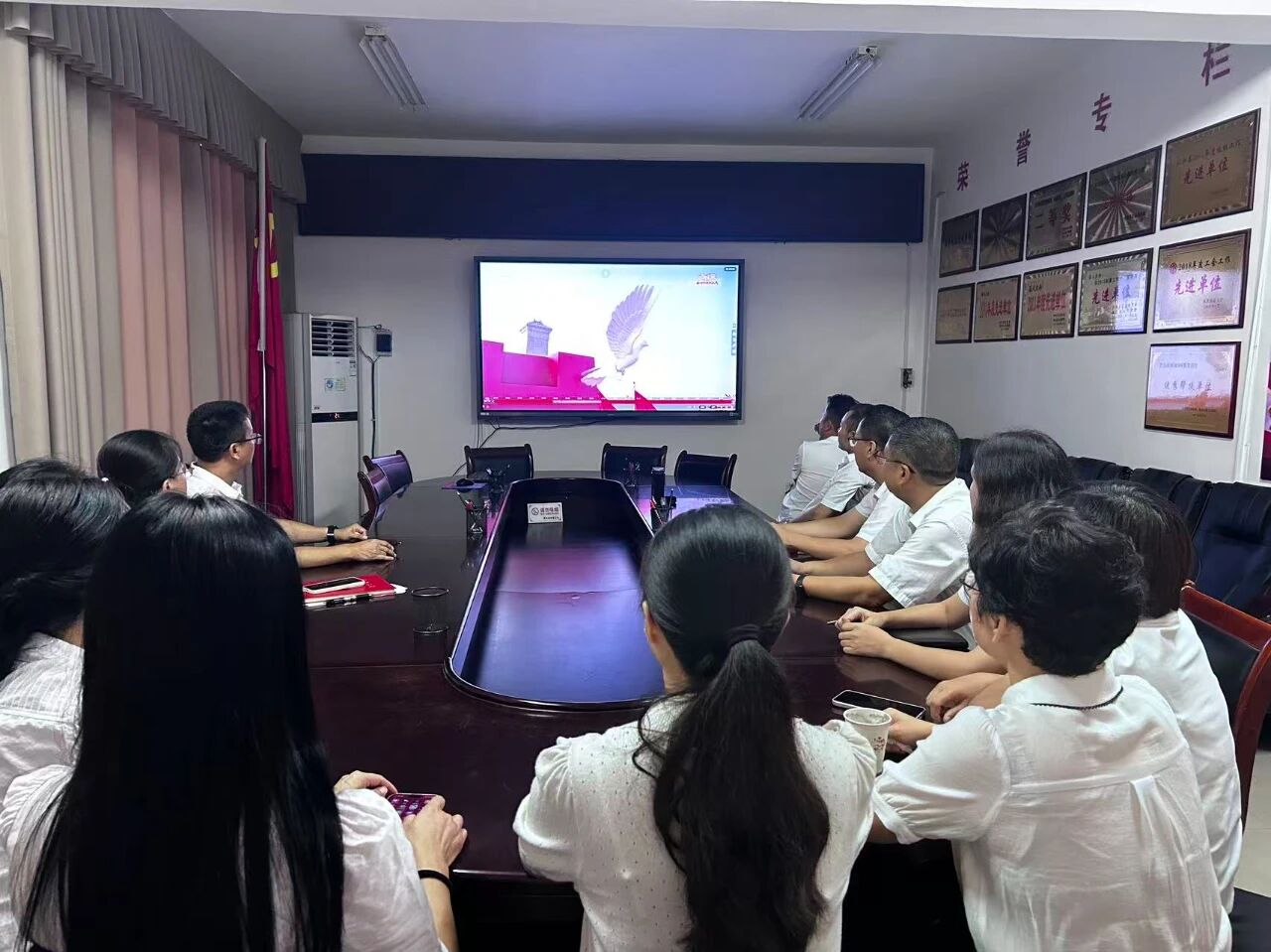 从江县人大系统热议九三阅兵盛况